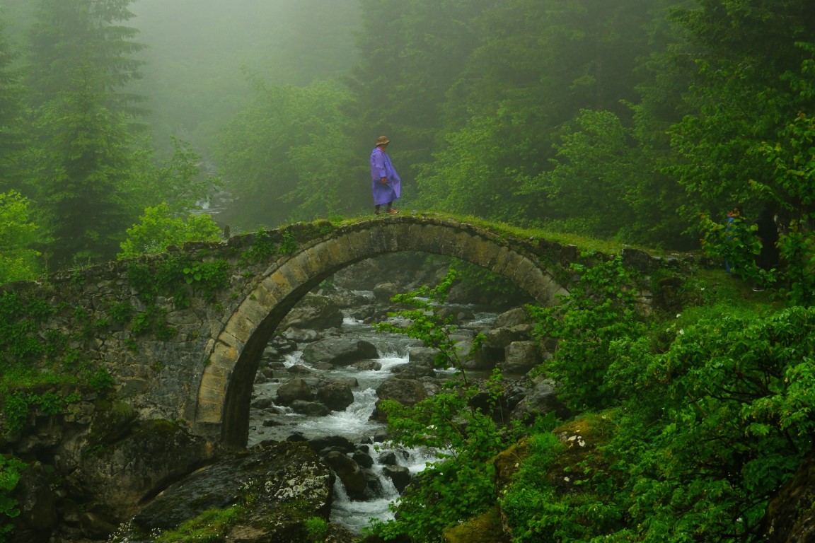 <p><strong>Santa Harabeleri</strong><br />"Vadideki cennet" ve "Doğa ve tarihin kucaklaştığı yer" olarak da adlandırılan, y&uuml;zlerce yıllık taş binaları, kiliseleri, &ccedil;eşmeleri ve eşsiz doğasıyla b&uuml;y&uuml;leyici bir atmosfere sahip olan Santa Harabeleri, y&uuml;zlerce yıllık eserleriyle ziyaret&ccedil;ilerine hem zamanda yolculuk yaptırıyor hem de eşsiz manzaralarıyla hayran bırakıyor. Kimi kaynaklara g&ouml;re 17. y&uuml;zyılda kimi kaynaklara g&ouml;re de daha eski tarihlerde kurulduğu bilinen ve 7 mahalleden oluşan Santa Harabeleri, her bir mahallesinde d&ouml;nemin &ouml;zelliklerini yansıtan ve zamana meydan okurcasına dimdik ayakta duran tek ve iki katlı evleri, kiliseleri, okulları, şelaleleri ve &ccedil;eşmeleriyle d&ouml;neminin kendine &ouml;zg&uuml; sivil mimari &ouml;zelliklerini sergiliyor. Doğu Karadeniz'in &ouml;nemli k&uuml;lt&uuml;rel miraslarından birisi ve ge&ccedil;mişin izleriyle dolu olan Santa Harabeleri, tarihi ihtişamı ve doğal g&uuml;zellikleriyle ziyaret&ccedil;ilerine b&uuml;y&uuml;leyici bir atmosfer ve enfes manzaralar sunuyor.</p>