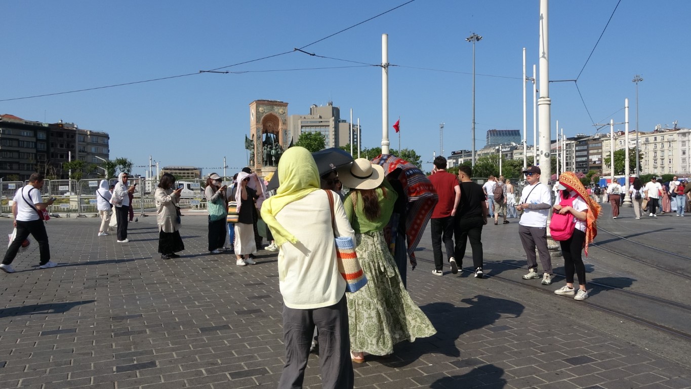 İstanbul’da sıcak hava bunalttı: Taksim’de turistler şemsiye ile gezdi