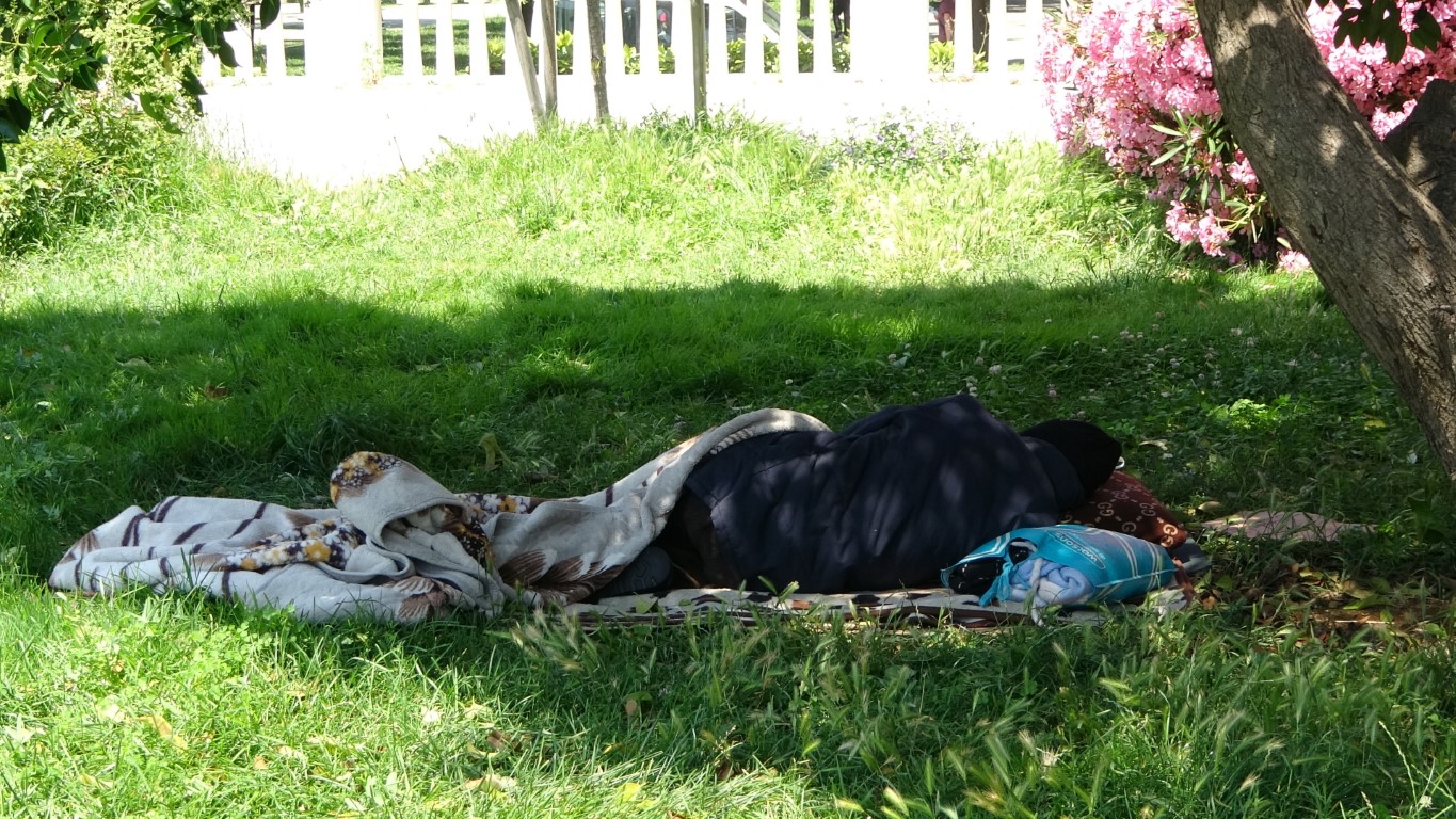İstanbul’da sıcak hava bunalttı: Taksim’de turistler şemsiye ile gezdi