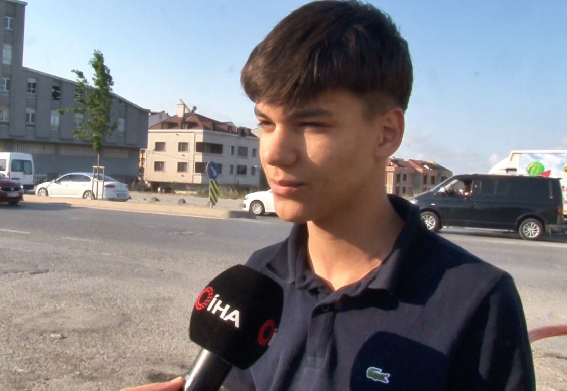 Halı saha maçında telefonu çalındı