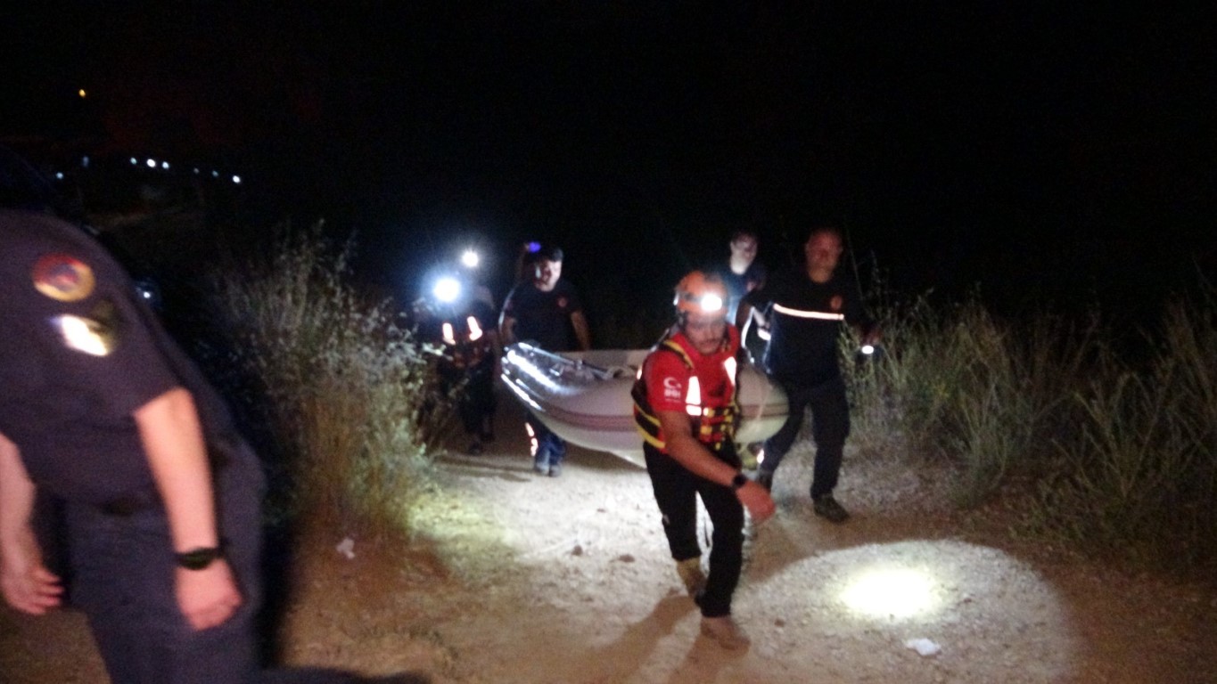 Irmaktaki adacıkta mahsur kaldılar, kurtarıldıktan sonra ceza yediler