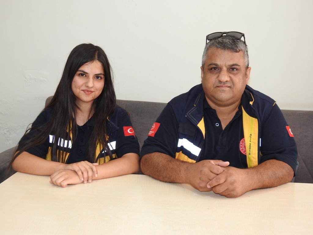 Sağlık çalışanı baba ve kızı birlikte hayat kurtarıyor