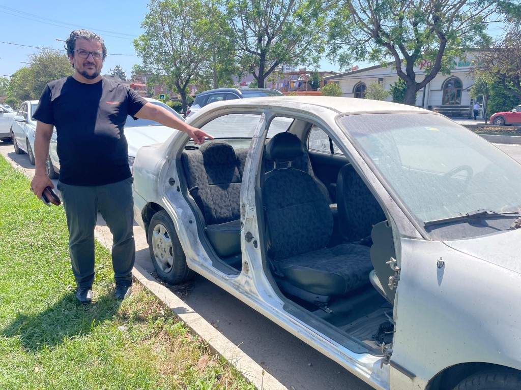 Adana’da gazetecinin otomobilinin kapıları çalındı: O anlar kamerada