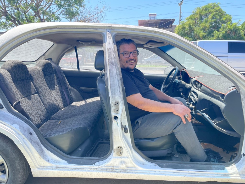 Adana’da gazetecinin otomobilinin kapıları çalındı: O anlar kamerada