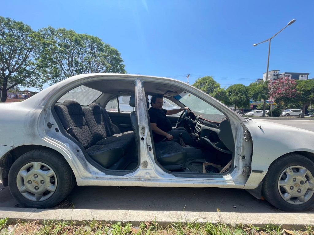 Adana’da gazetecinin otomobilinin kapıları çalındı: O anlar kamerada