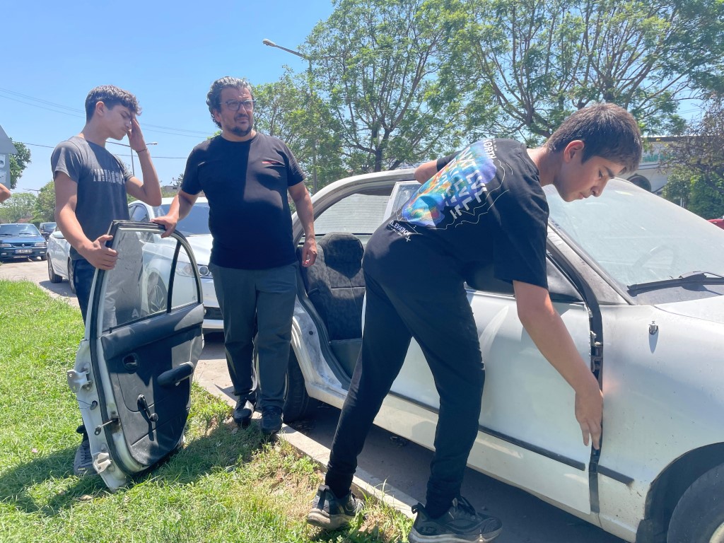 Adana’da gazetecinin otomobilinin kapıları çalındı: O anlar kamerada