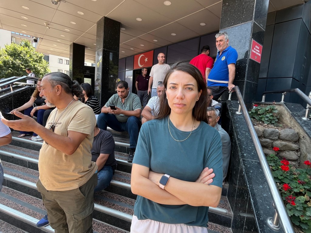 Buca’da maaş krizi sürüyor: İşçiler parasız, sokaklar çöp dolu