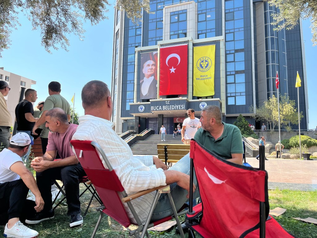 Buca’da maaş krizi sürüyor: İşçiler parasız, sokaklar çöp dolu