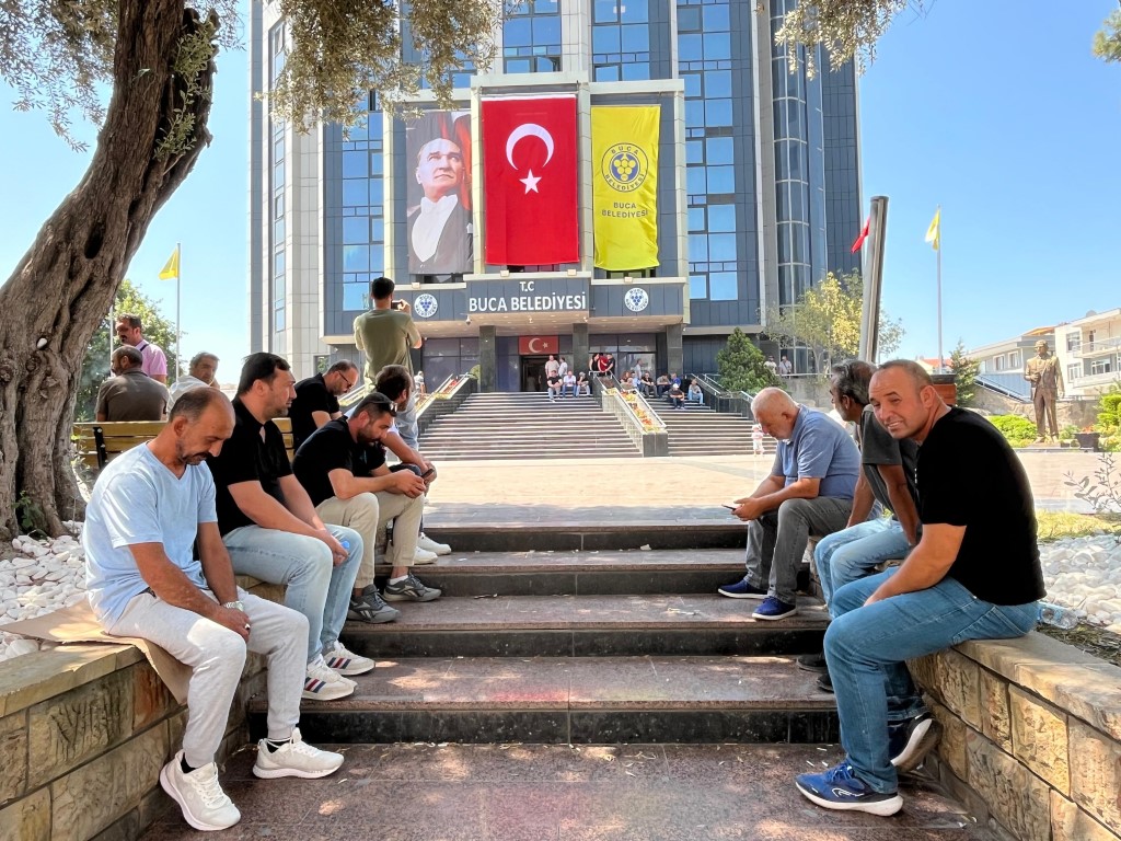 Buca’da maaş krizi sürüyor: İşçiler parasız, sokaklar çöp dolu