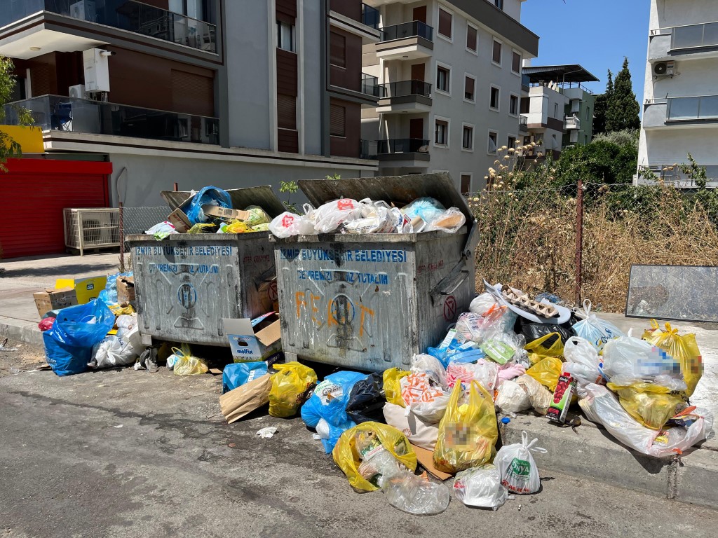 Buca’da maaş krizi sürüyor: İşçiler parasız, sokaklar çöp dolu