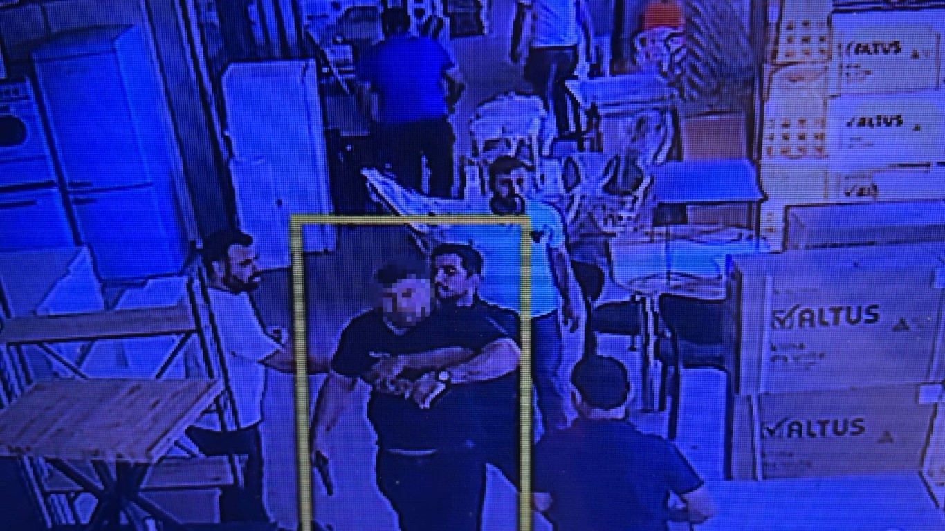 Çarşının ortasındaki silahlı kavgada 4 kişi yaralandı