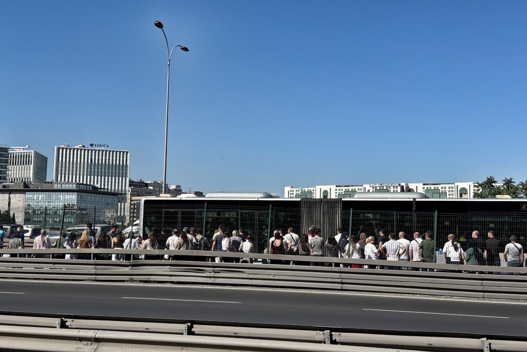 Küçükçekmece’de metrobüste yangın paniği