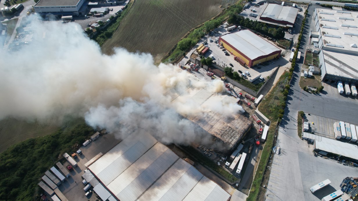 Hadımköy’de lojistik deposunda büyük yangın