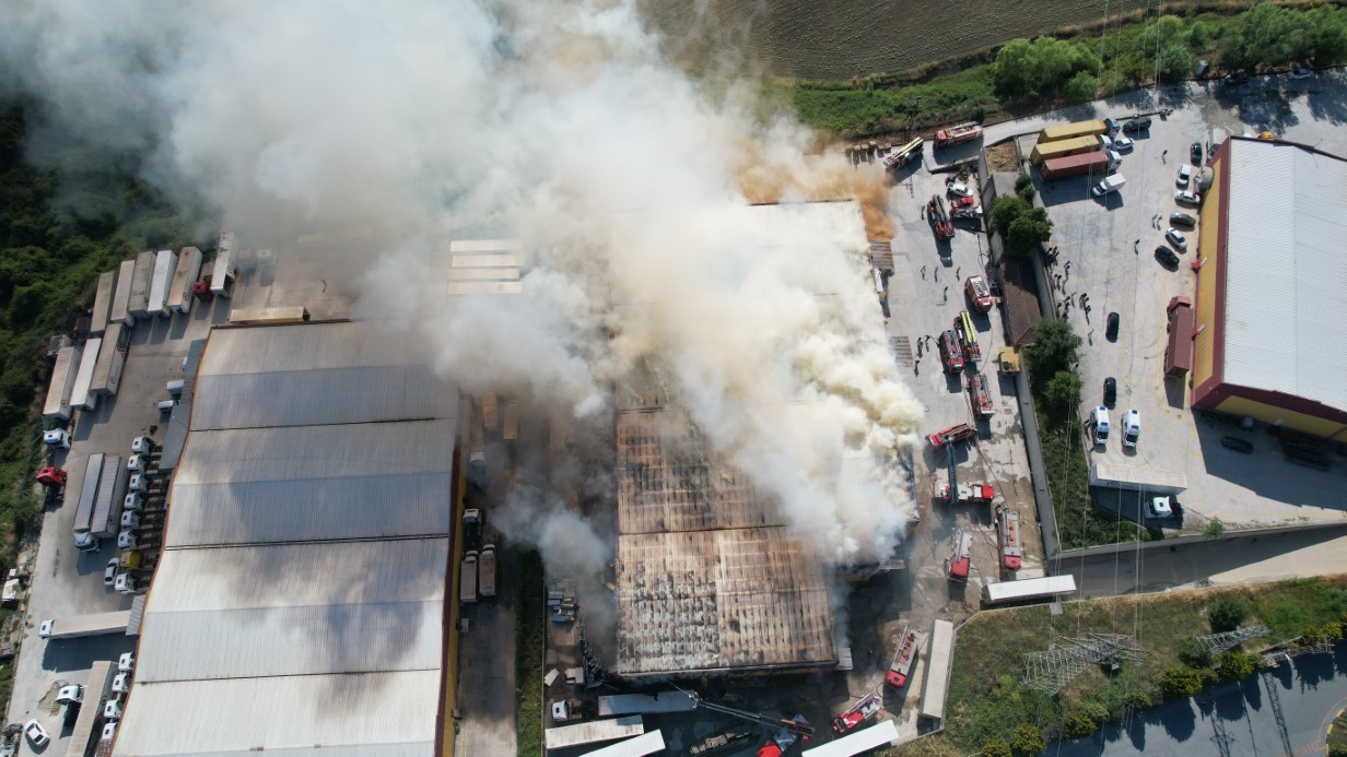 Hadımköy’de lojistik deposunda büyük yangın
