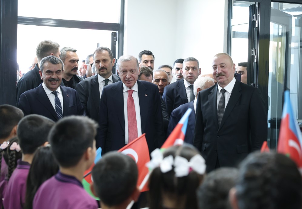 Cumhurbaşkanı Erdoğan ve Aliyev, Kahramanmaraş’ta depremzede bir aileyi ziyaret etti