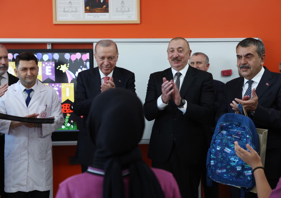 Cumhurbaşkanı Erdoğan ve Aliyev, Kahramanmaraş’ta depremzede bir aileyi ziyaret etti