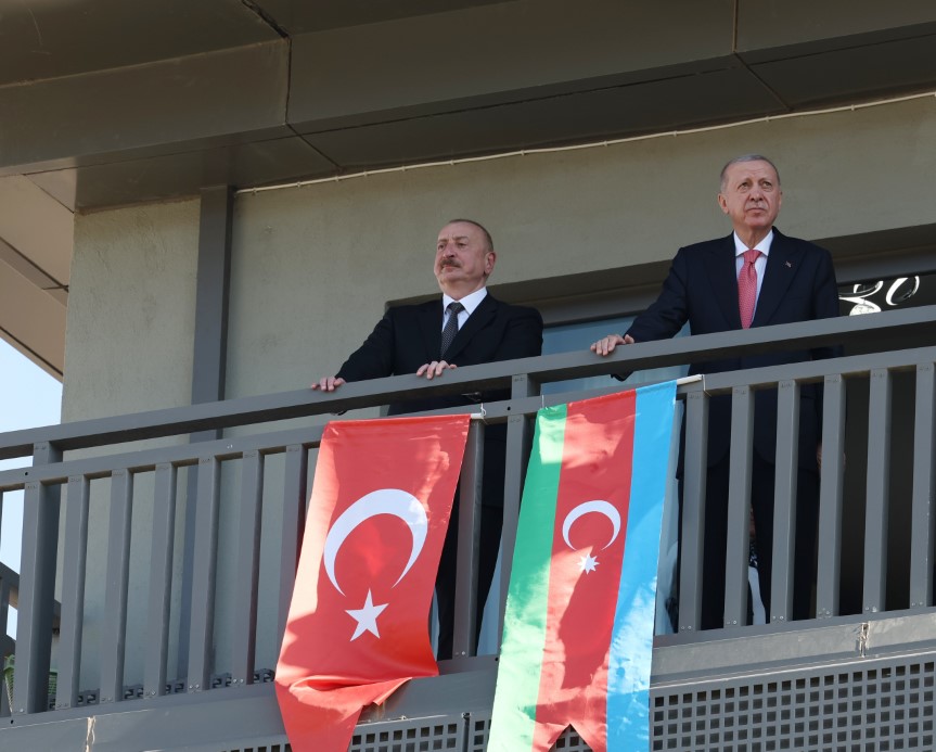 Cumhurbaşkanı Erdoğan ve Aliyev, Kahramanmaraş’ta depremzede bir aileyi ziyaret etti