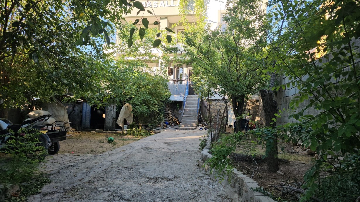 Çocuklarını ve kendisini bıçakla yaraladı