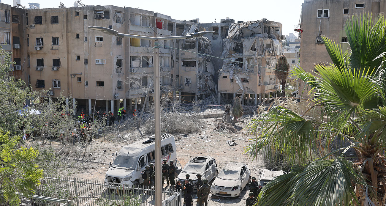 İran Devrim Muhafızları: "İsrail'in komuta ve istihbarat merkezi vuruldu"