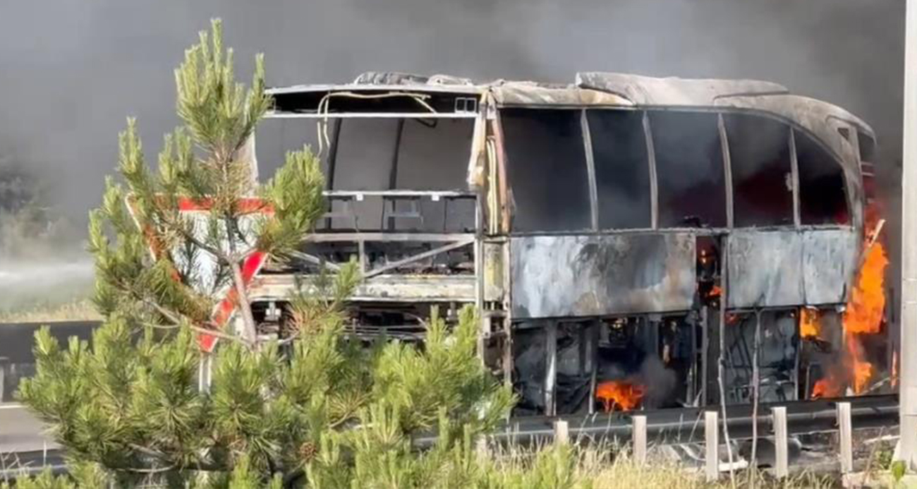 TEM’de yolcu otobüsü alev alev yandı: Yol trafiğe kapandı