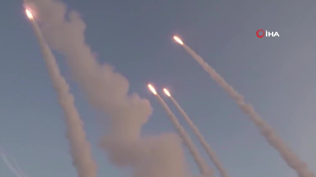 İran: "Tel Aviv, Hayfa ve Beerşeba'daki askeri üsler hedef alındı"