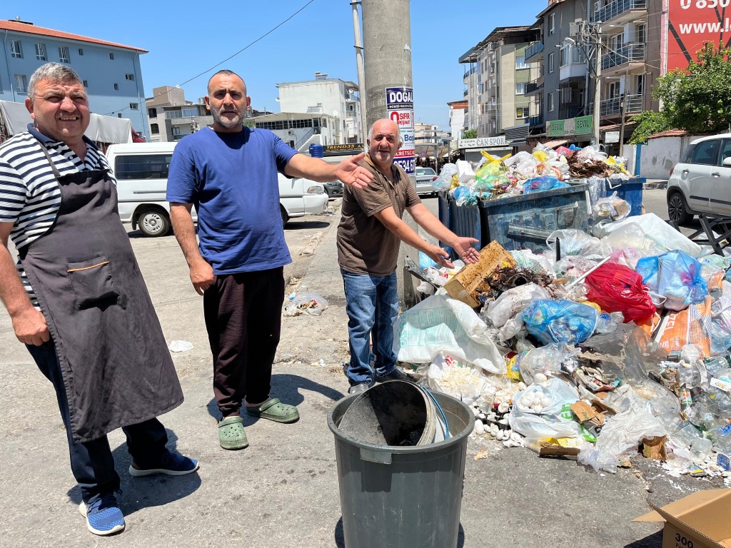 Buca’da işçi eyleminin üçüncü günü: Sokaklar çöp koktu, vatandaş isyan etti
