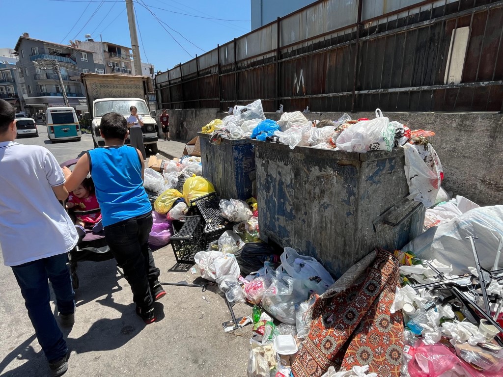 Buca’da işçi eyleminin üçüncü günü: Sokaklar çöp koktu, vatandaş isyan etti