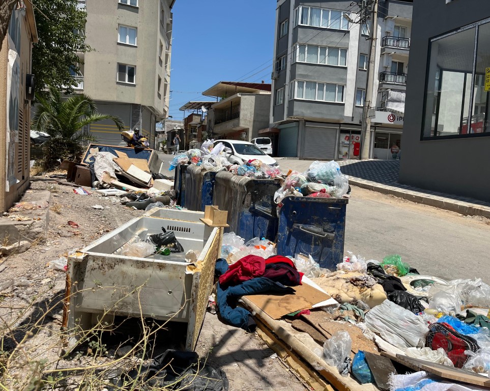 Buca’da işçi eyleminin üçüncü günü: Sokaklar çöp koktu, vatandaş isyan etti