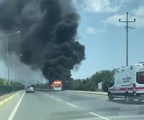 Alevlere teslim olan yolcu minibüsü küle döndü