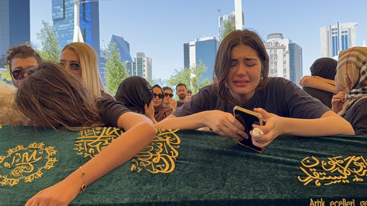 Sosyal fenomeni Nihal Candan son yolculuğuna uğurlandı
