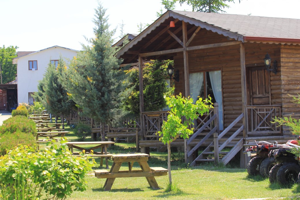 Babaannesinin tarlasına tesis kurdu Kuveyt ve Katarlıları konuk ediyor