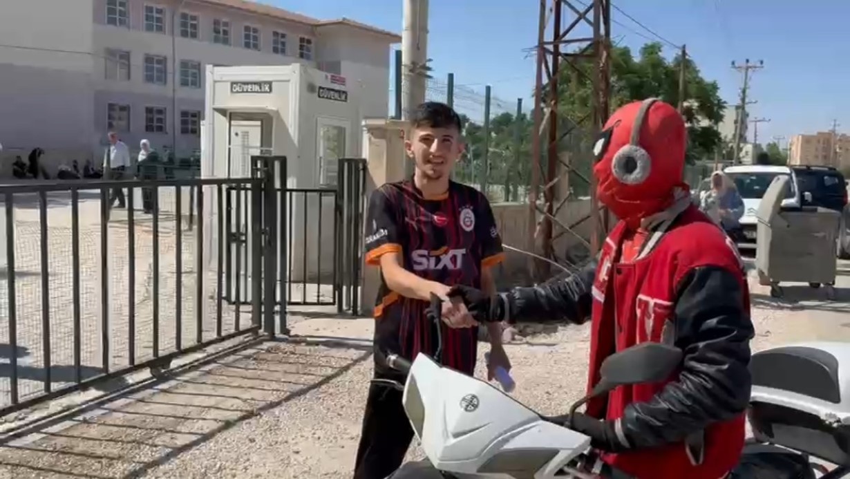 "Örümcek Adam" sınava geç kalan öğrenciyi son anda yetiştirdi