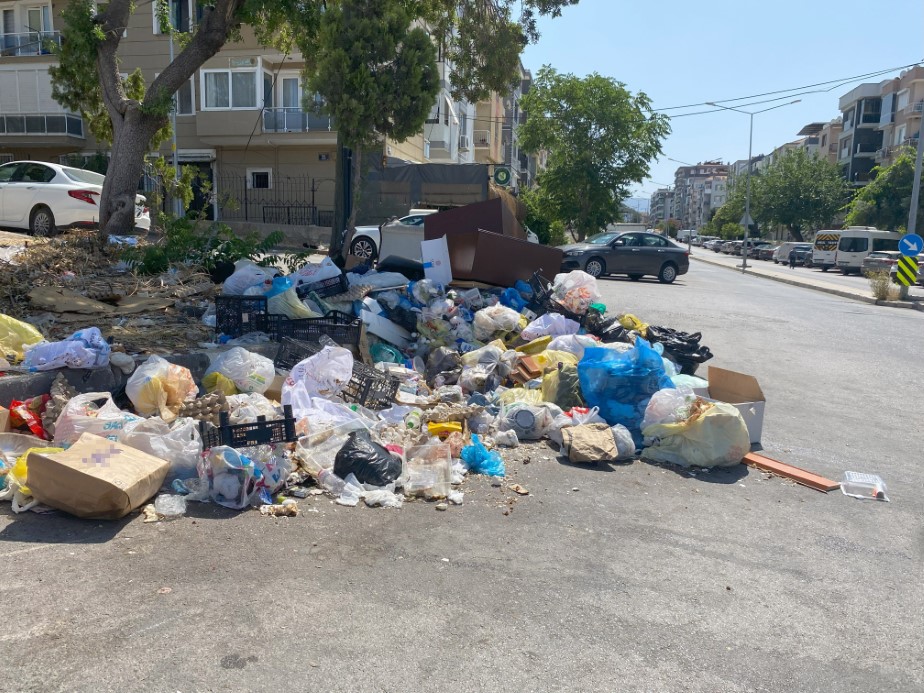 İzmir’in çöple dolu sokakları Hindistan’ı andırıyor