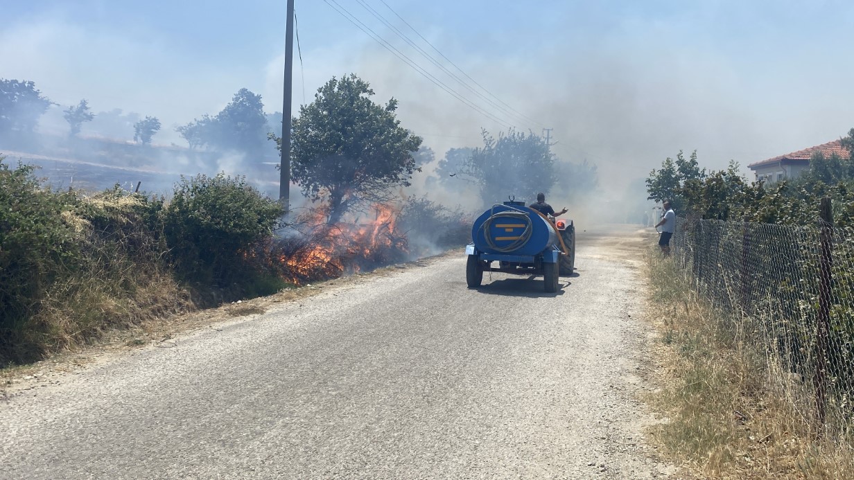 Çanakkale’de tarım arazisinde başlayan yangın ormanlık alana sıçradı