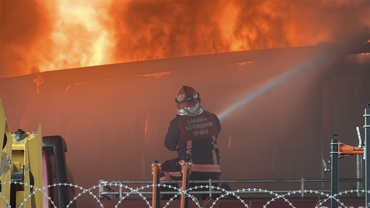 Traktör bayisinin deposunda yangın