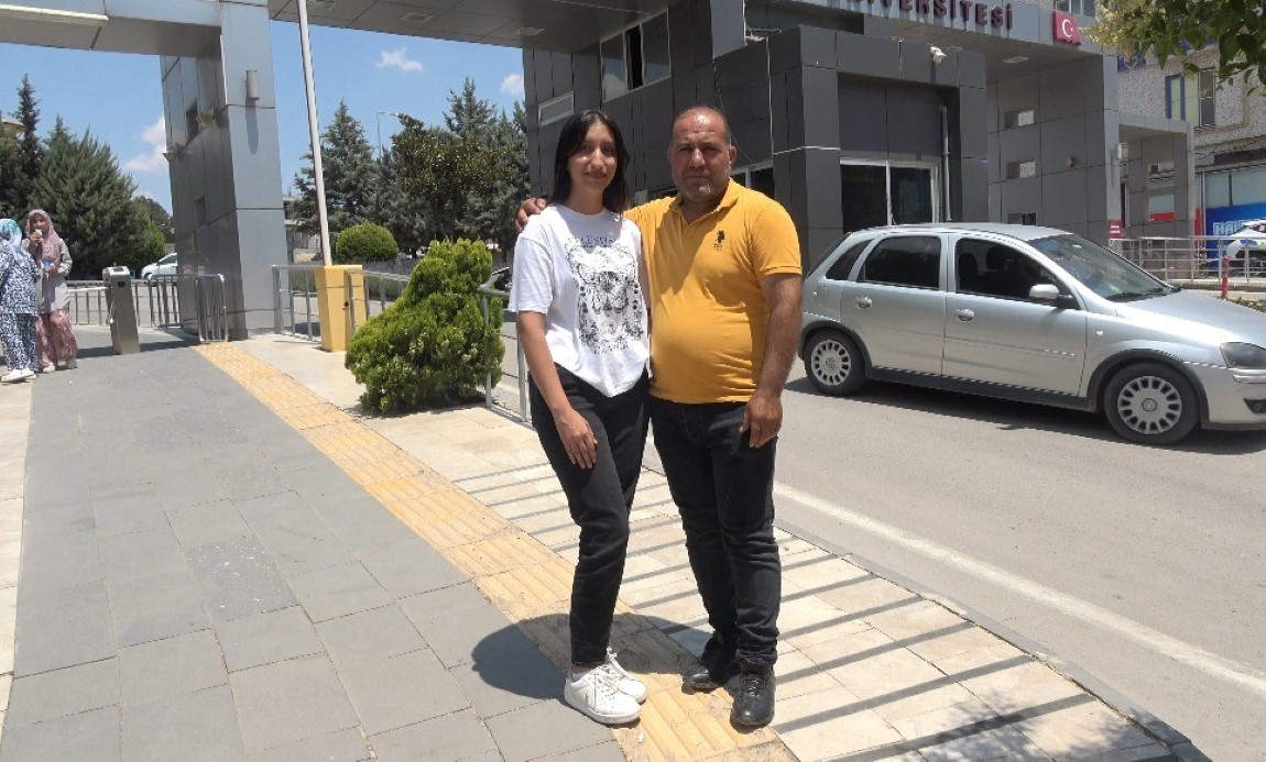 Kilis’te baba-kız üniversite sınavına aynı sınıfta girdi