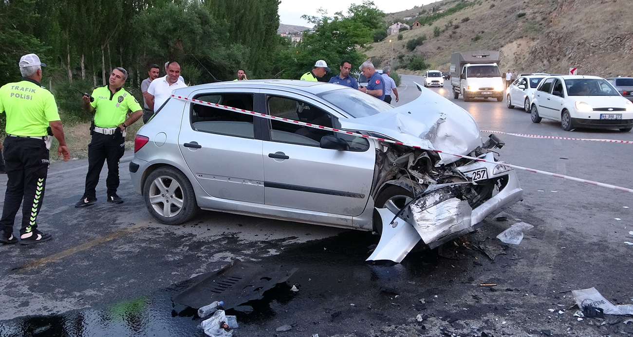 Malatya’da iki araç kafa kafaya çarpıştı: 11 yaralı