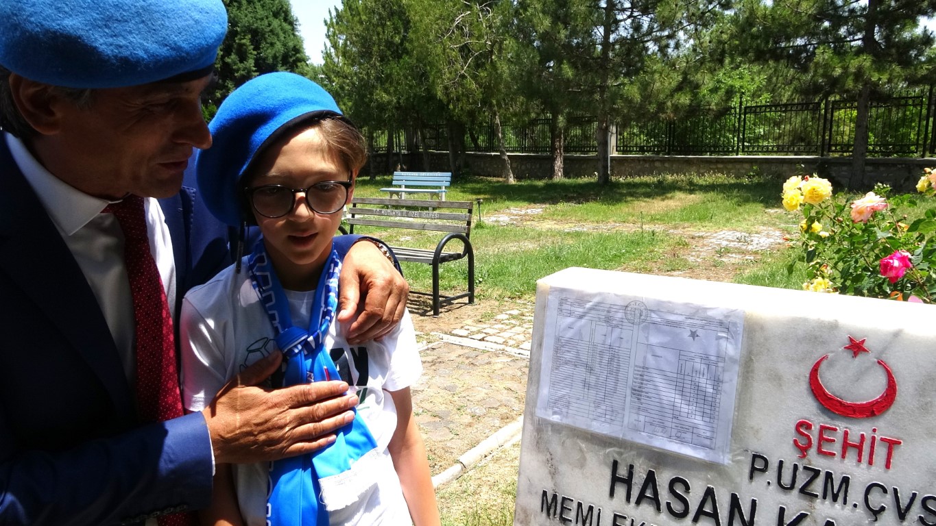 Şehit babasına duygu yüklü karne hediyesi