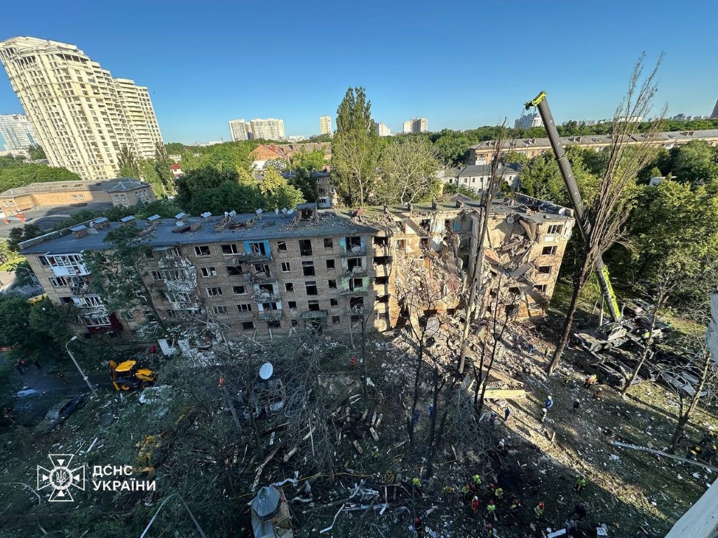 <p>&nbsp;İnsansız hava ara&ccedil;ları (İHA) ve f&uuml;zelerle ger&ccedil;ekleştirilen saldırılarda 5 kişi hayatını kaybetti. Ukrayna İ&ccedil;işleri Bakanı İhor Klimenko, 4 kişinin Kiev&rsquo;in yoğun n&uuml;fuslu Shevchenkivskyi semtinde &ouml;ld&uuml;ğ&uuml;n&uuml;, bir apartman binasının t&uuml;m giriş kısmının yıkıldığını s&ouml;yledi.&nbsp;</p>