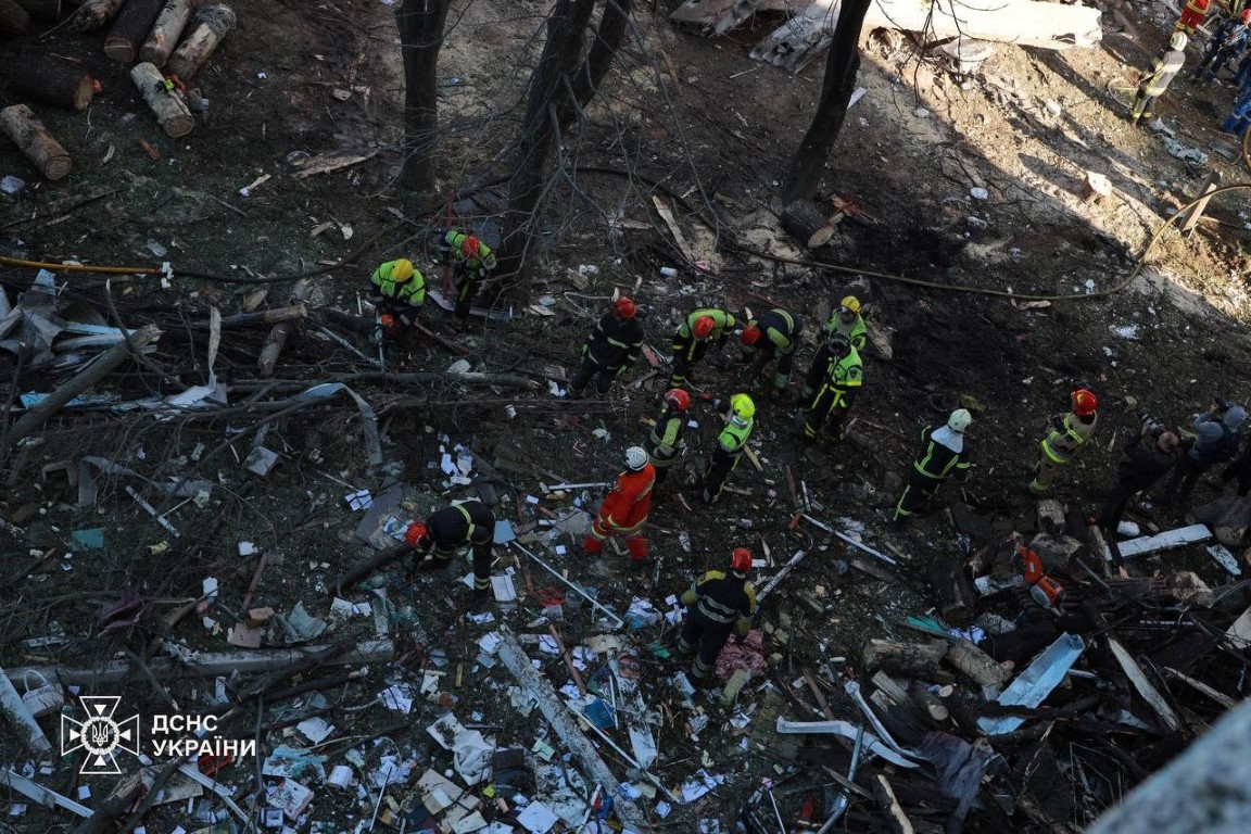 <p>Bakan Klimenko, "En az 10 kişi yaralandı. Enkaz altında hala insanlar var. Kentin 10 b&ouml;lgesinden altısında hasar oluştu" ifadelerini kullandı. Kiev B&ouml;lge Valisi Mikola Kalaşnik ise başkent &ccedil;evresindeki daha geniş b&ouml;lgeye yapılan saldırıda en az 8 kişinin yaralandığını s&ouml;yledi.</p>