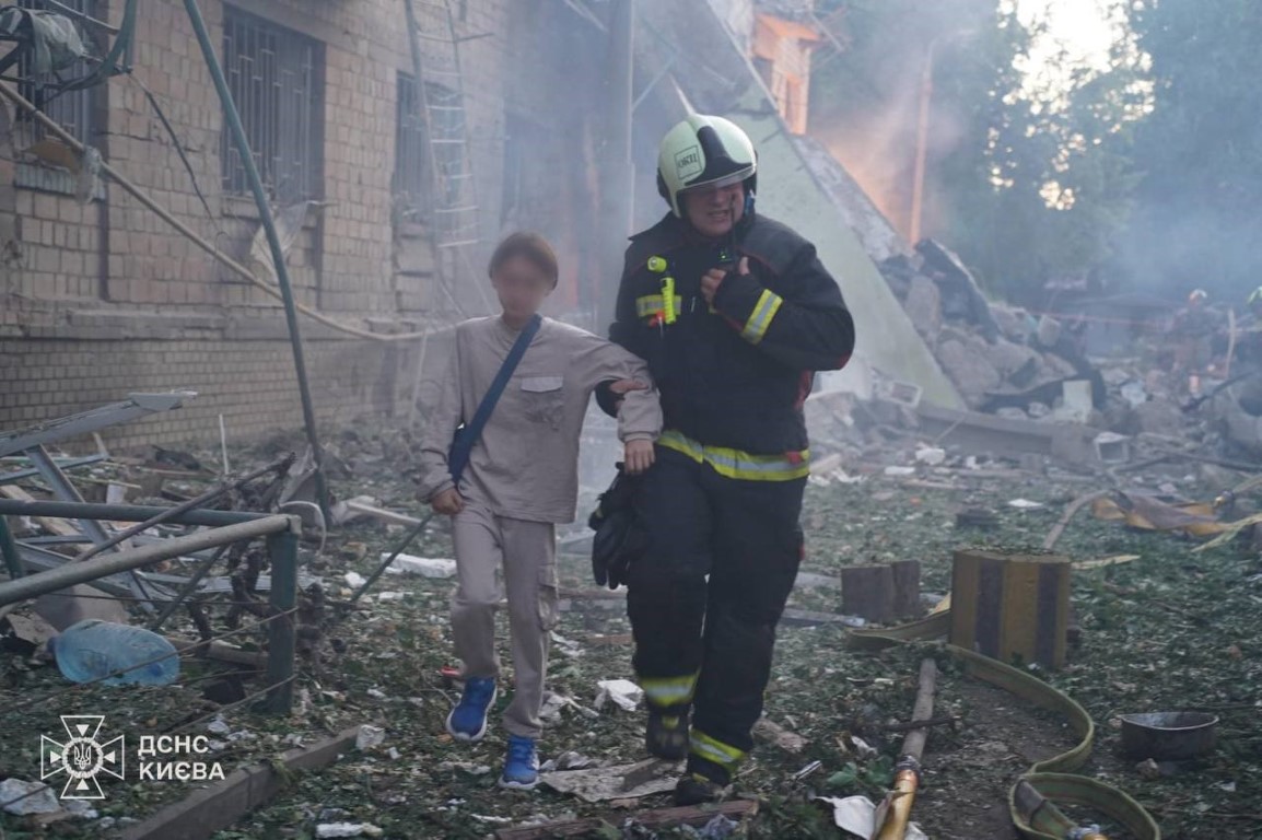 <p><strong>"Rusların tarzı değişmedi"</strong><br />Kiev Şehri Askeri İdaresi Başkanı Timur Tkachenko yaptığı a&ccedil;ıklamada, "Rusların tarzı değişmedi. İnsanların olabileceği yerleri, konut binalarını, sığınak &ccedil;ıkışlarını vurmak; bu Rus tarzıdır" ifadelerini kullandı.</p>