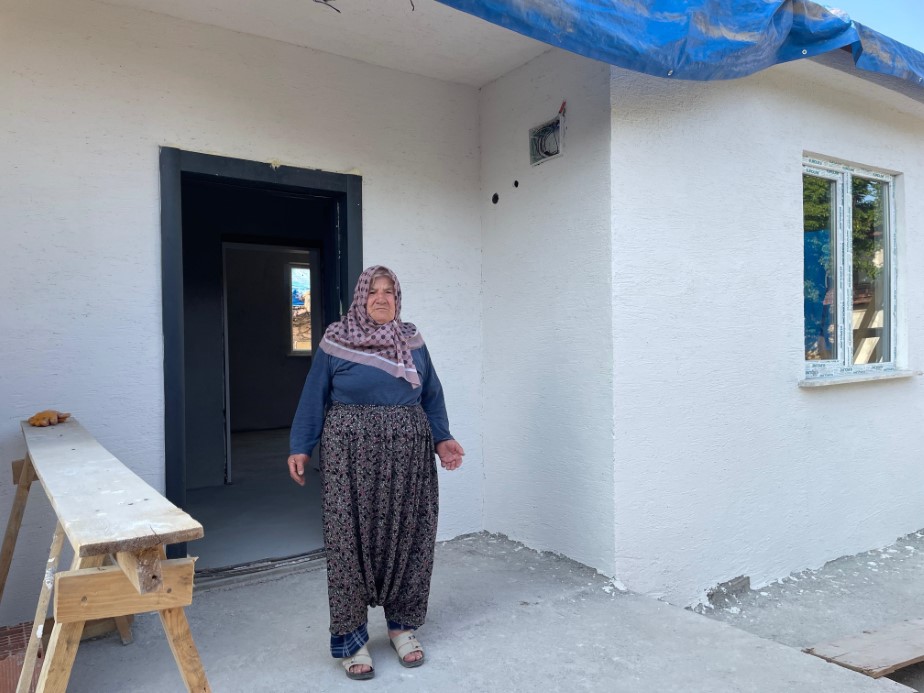 Evi kül olan 72 yaşındaki kadının yüzü İHA’nın haberinden sonra güldü