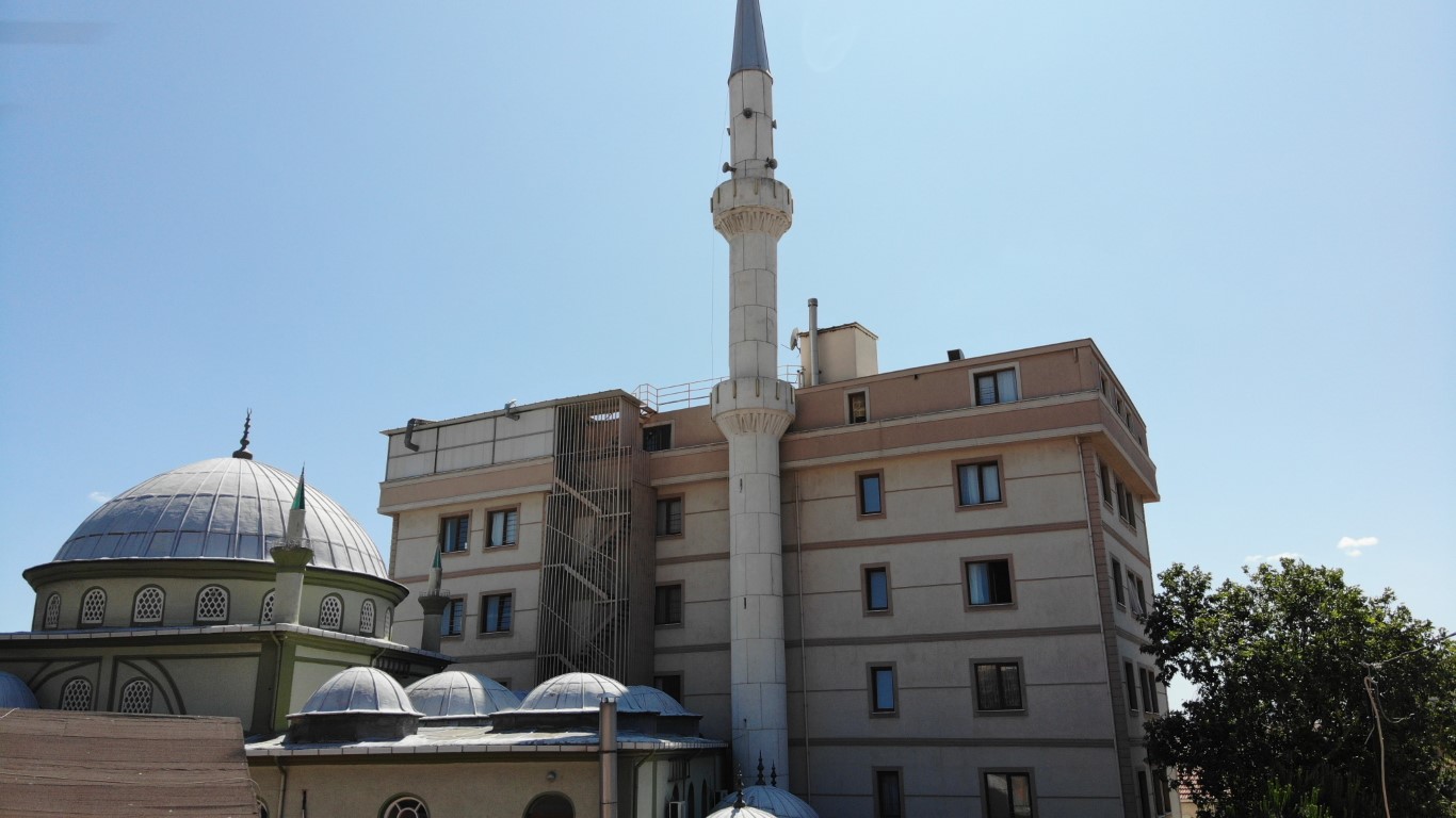 Pendik’te ilginç mimari: Cami minaresi ile bina iç içe