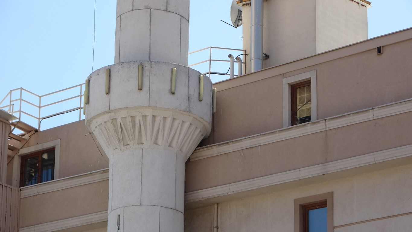 Pendik’te ilginç mimari: Cami minaresi ile bina iç içe