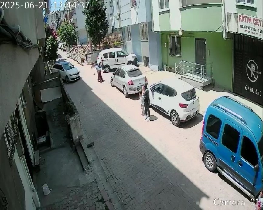 Yardım istedi, az kalsın otomobilinden oluyordu