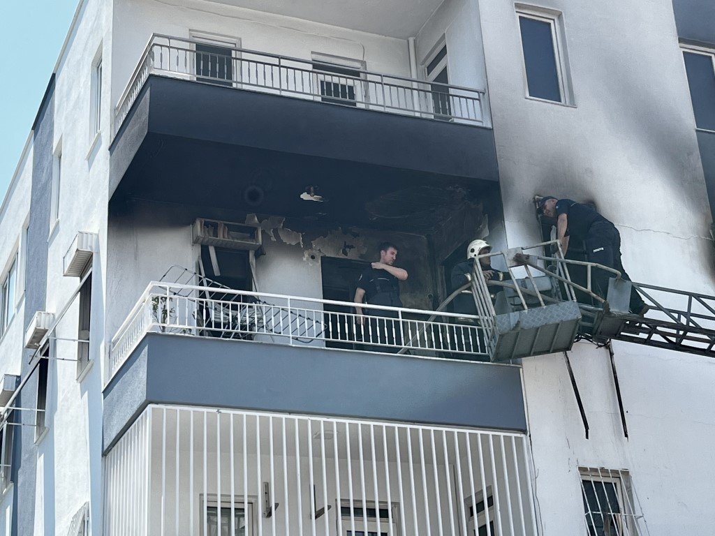Alevlerin sardığı evde balkona sığındı, kedisini elinden bırakmadı
