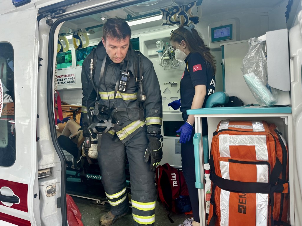 Alevlerin sardığı evde balkona sığındı, kedisini elinden bırakmadı