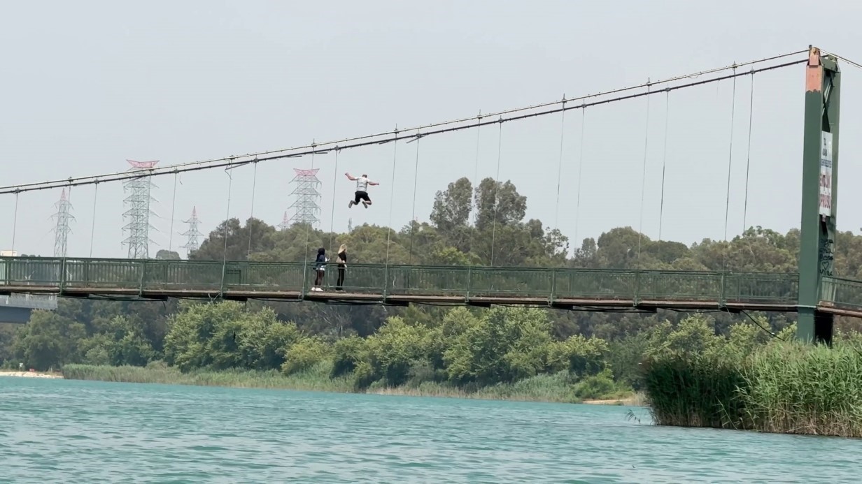 Gençlerden tehlikeli hareketler: Köprünün halatlarına tırmanıp atladılar