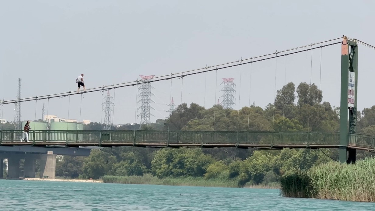 Gençlerden tehlikeli hareketler: Köprünün halatlarına tırmanıp atladılar