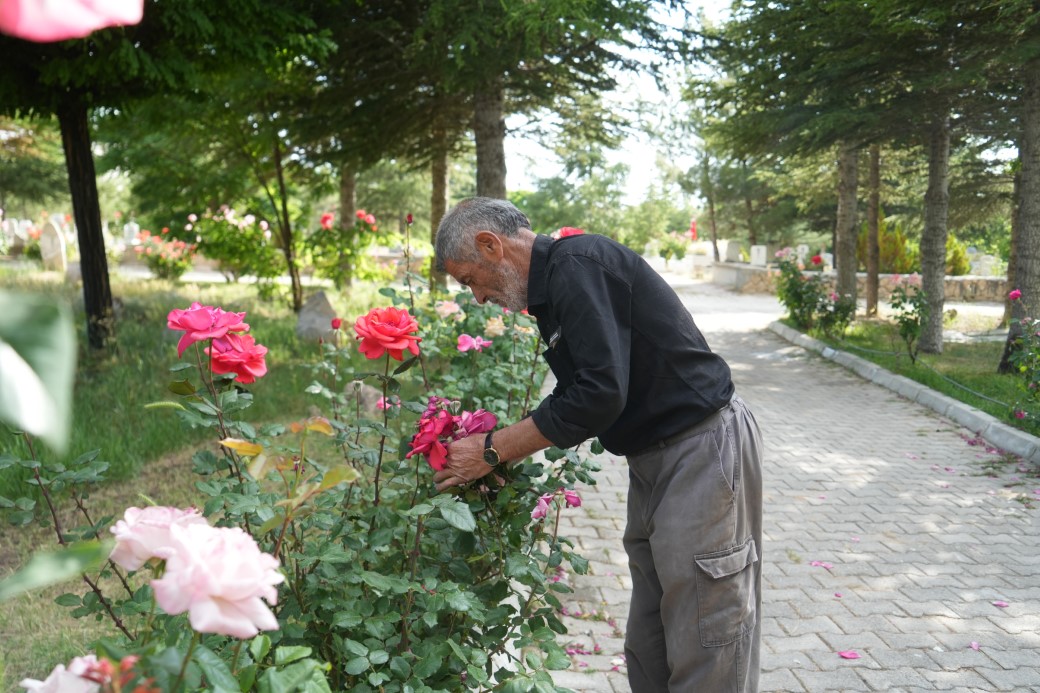 Rüyayla başladı, hayatının görevi oldu: 19 yıldır karşılıksız mezarlık bakımı yapıyor